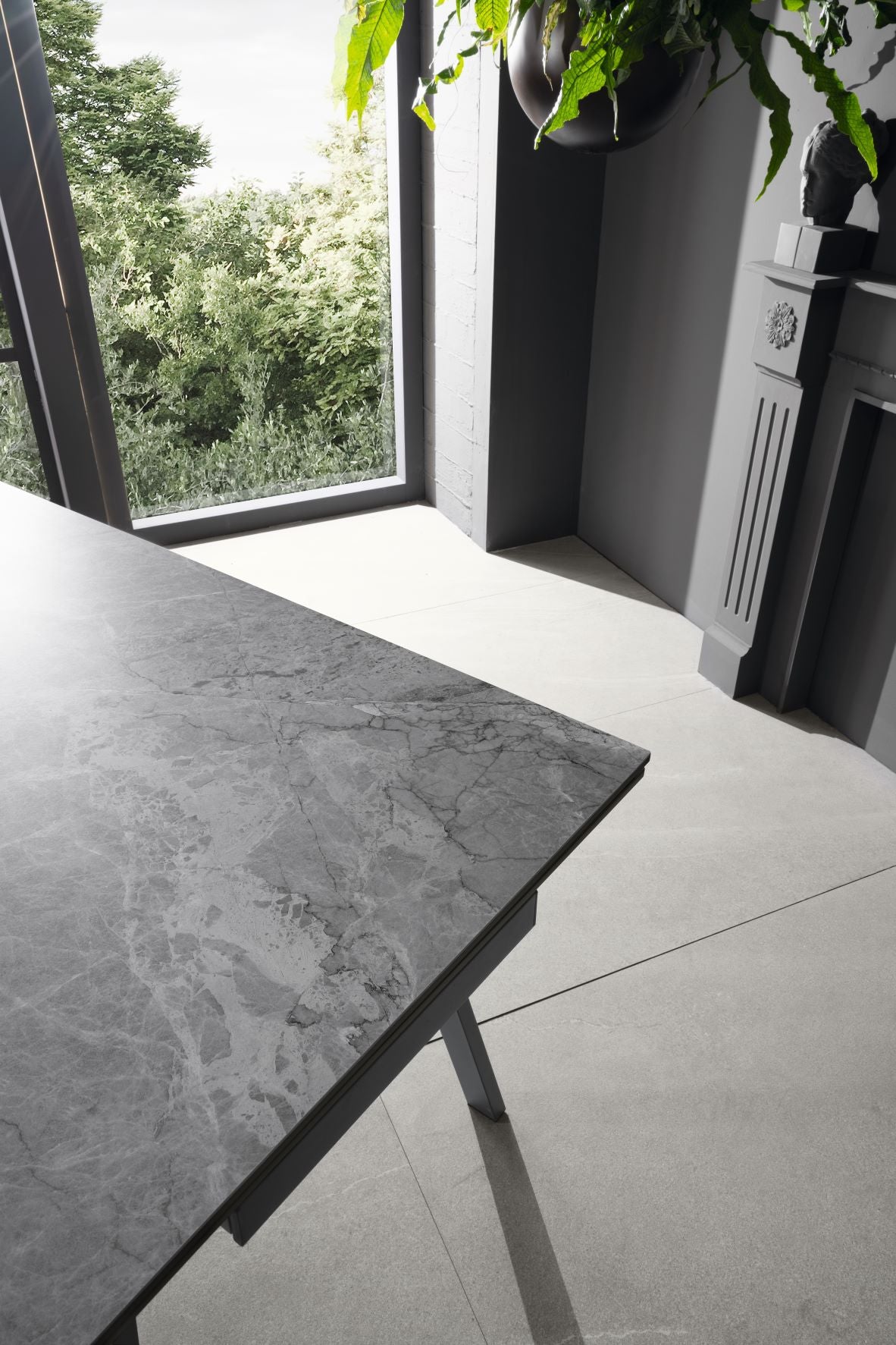 Tavolo allungabile con top in pietra effetto marmo Brugneto 140x80 cm - allungabile fino a 200 cm